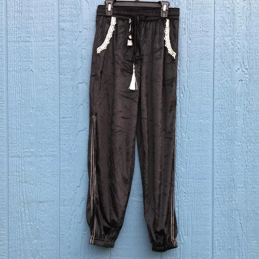 Boutique branded Velvet Jogger Pants with side splitBlack Women’s Size Small v6x